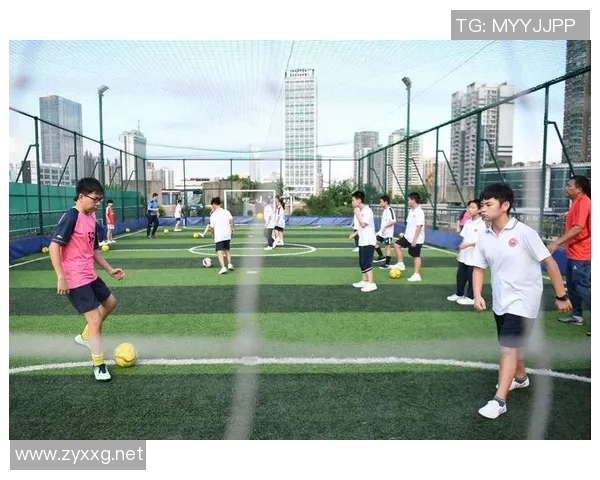 杨芳独家解析足球技巧与战术分享助你提升球场表现